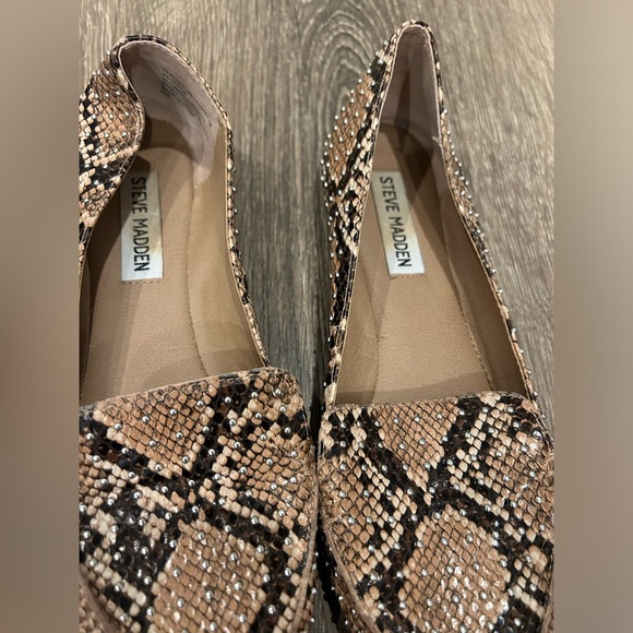 Steve Madden Studded Pointed Toe Loafer in Brown Snakeskin pattern size 7 - Picture 3 of 5